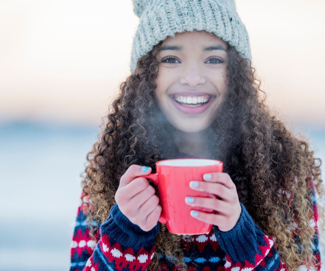 Femme avec tasse de tisane à la main