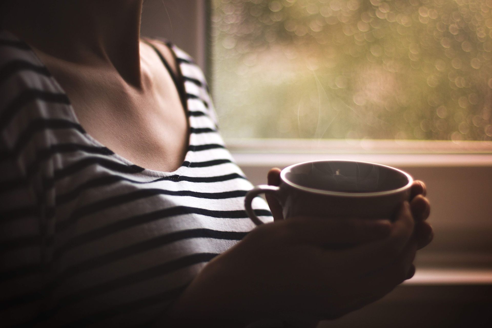 Femme tenant une tasse dasn ses mains