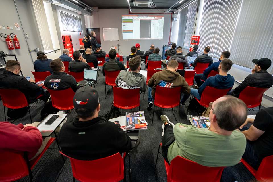 Turma do Nível 1 em sala, com o FTManager projetado no telão